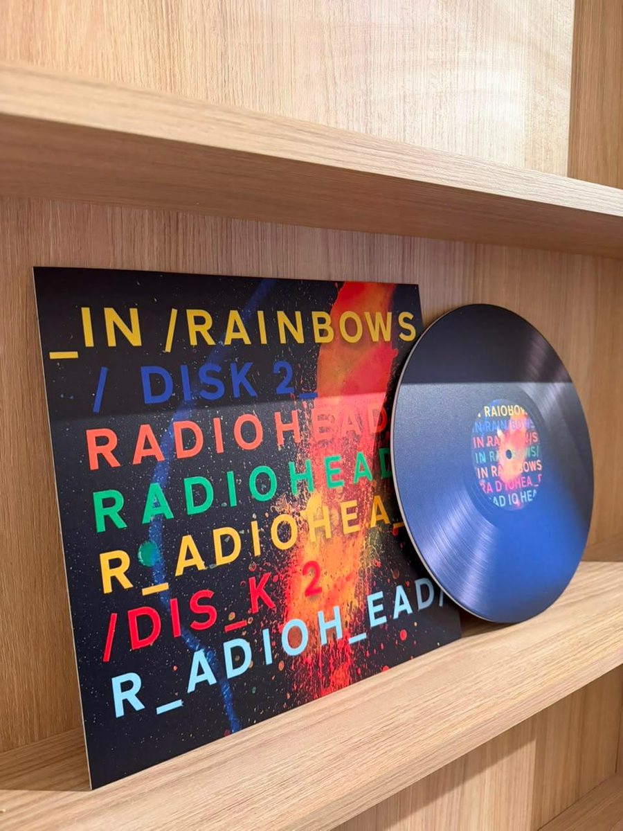 Cuadro con la tapa y el disco de In Rainbows, de Radiohead
