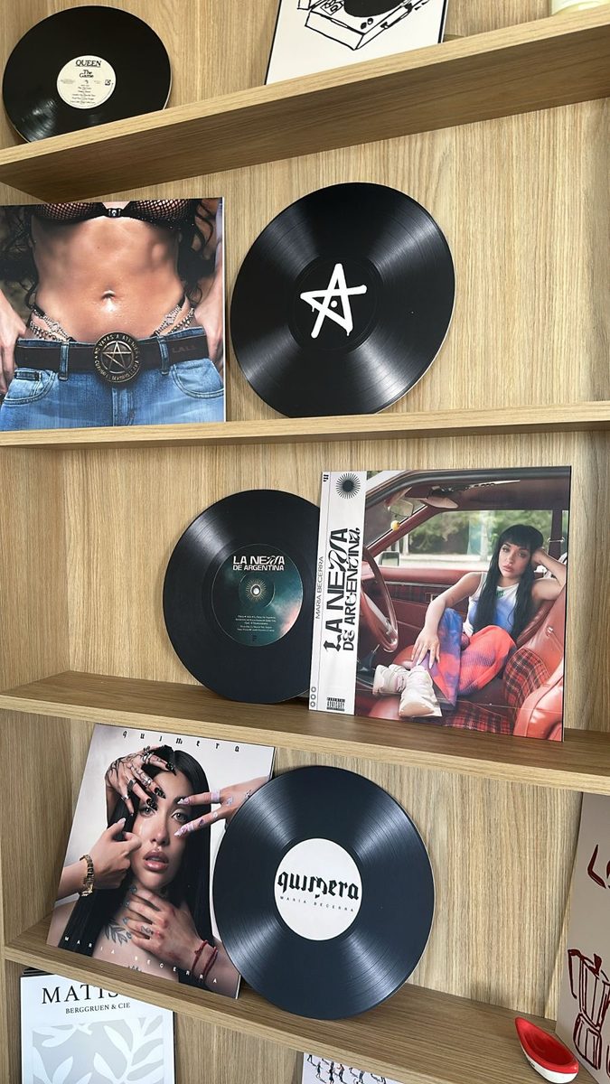 Cuadros con forma de vinilo y de tapa de vinilo en un estante